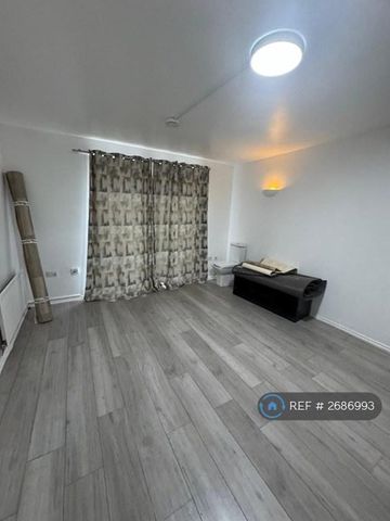 3 bedroom flat to rent - Photo 4