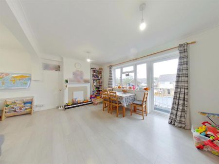 3 bedroom flat to rent - Photo 3