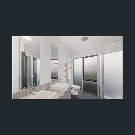 Modern 2-Bed, 2-Bath Home with Double Garage – South Wentworthville - Photo 3