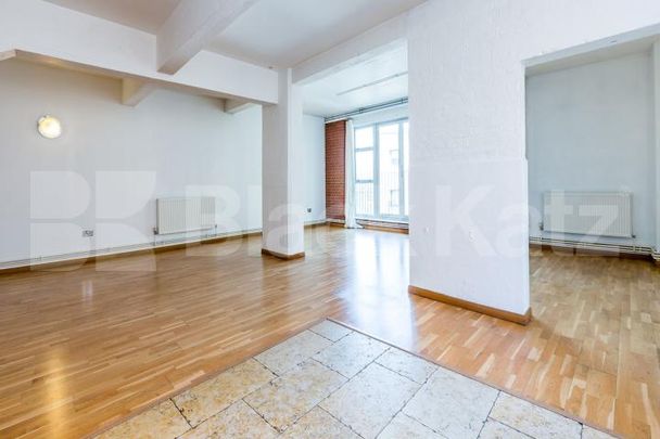 Sandwiched between Hoxton and Haggerston located within a warehouse conversion - Photo 1