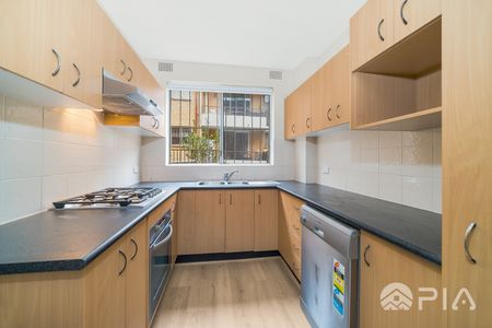 Beautifully Renovated 2 bedrooms unit in an Ultra-convenient and quite Location - Photo 3