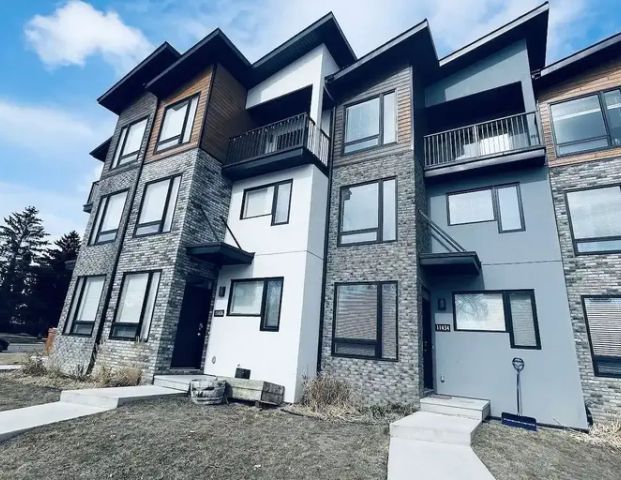 1690 SF 3 Bedrooms + 1 Den Modern Design townhouse in downtown | 11436 109 Avenue Northwest, Edmonton - Photo 1