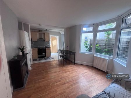 2 bedroom flat to rent - Photo 3