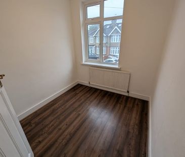 3 Bed Terraced House, Meadway, IG3 - Photo 3