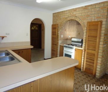 Three Mega Bedrooms! - Photo 4