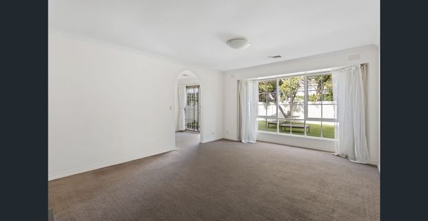 LARGE THREE BEDROOM PROPERTY - Photo 1