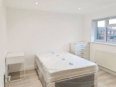 Corby Drive, Englefield Green, Egham, Surrey, TW20 0TR - Photo 3