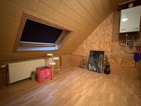 Woning met 2 slaapkamers, vernieuwde badkamer en inpandige garage te huur in Harelbeke - Photo 5