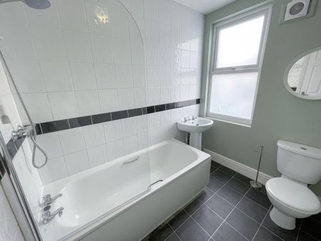 4 bedroom terraced house to rent - Photo 2
