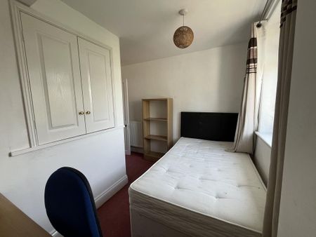 1 bedroom in a house share to rent - Photo 2