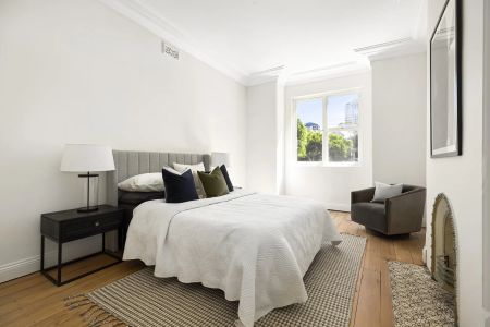 A Freestanding Classic with expansive rear yard - Photo 2