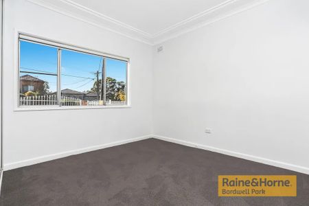 COMFORTABLE FAMILY HOME IN QUIET STREET! WATER & GAS INCLUDED - Photo 2