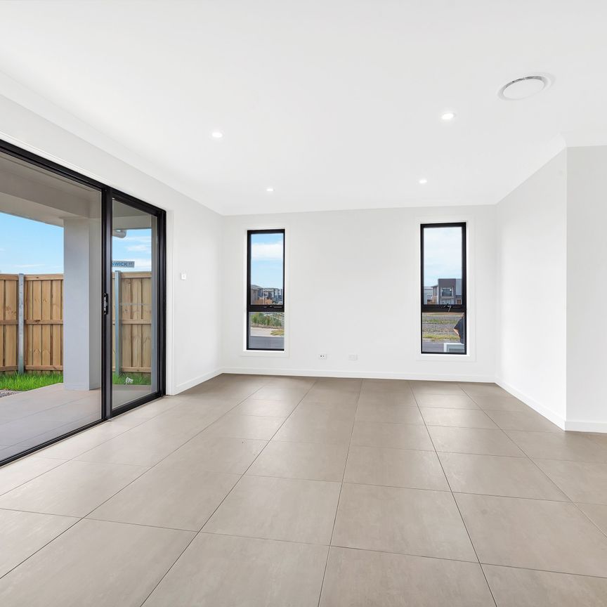 2 Renwick Street, Catherine Field NSW 2557 - House For Rent | Domain - Photo 1