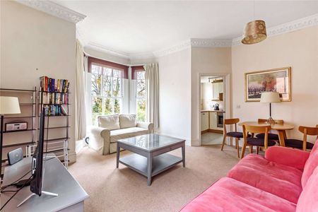 A first floor apartment to rent in a characterful building within a mile from the heart of Reading town centre. - Photo 3