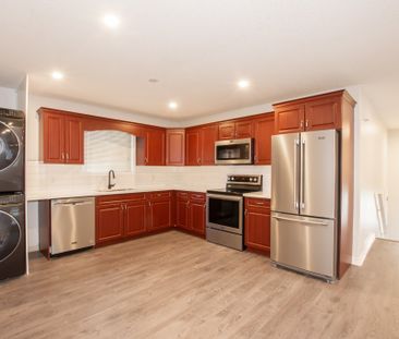 BEAUTIFUL 2 BEDROOM MAIN UNIT IN WELLAND!! - Photo 1