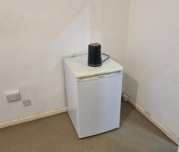 1 bedroom in a flat share to rent - Photo 5