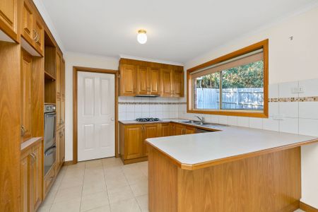 Spacious 4-Bedroom Home in South Morang - Photo 4