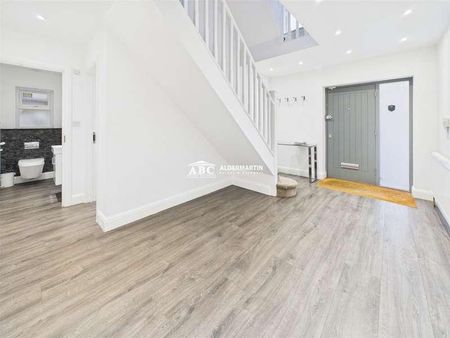 Edgwarebury Lane, Edgware, HA8 - Photo 3