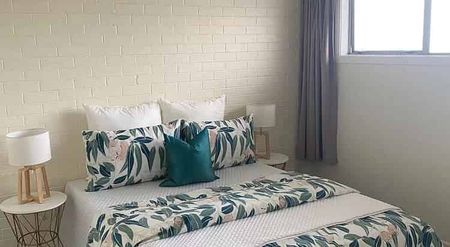 Sunny City Fringe Apartment | Carpark Included | - Photo 2