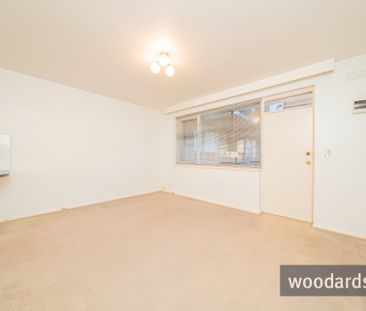“Charming Hawthorn Apartment with Open-Plan Living and Updated Comf... - Photo 1