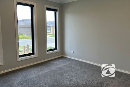 FAMILY HOME WITH MODERN FEATURES – IDEAL LOCATION - Photo 5