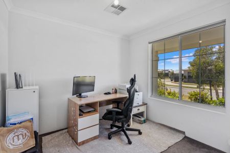 GREAT SIZED HOME.. TOP LOCATION!!!! - Photo 2