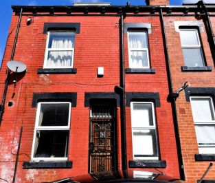 2 bedroom House in Harold Grove, Leeds - Photo 2