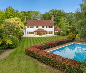 South-Facing Family House on Cobham’s Fairmile Estate - Photo 1