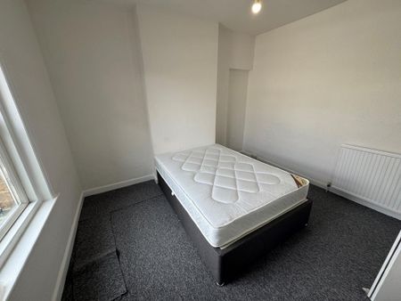 1 bedroom in a flat share to rent - Photo 5