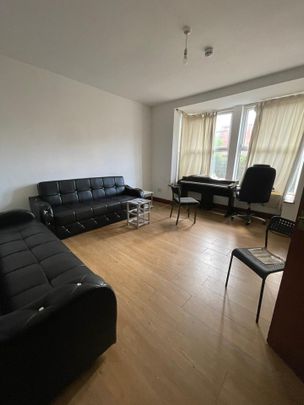 Room in a Shared House, Headingley Avenue, LS6 - Photo 1
