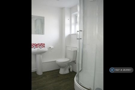 1 bedroom in a house share to rent - Photo 3
