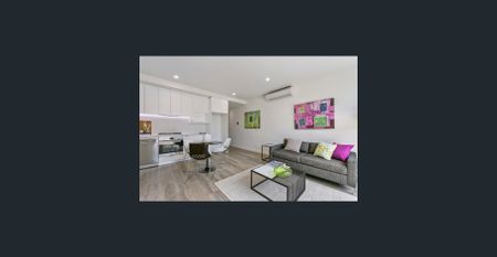 GROUND FLOOR WITH COURTYARD Large Two Bedroom Apartment. - Photo 3