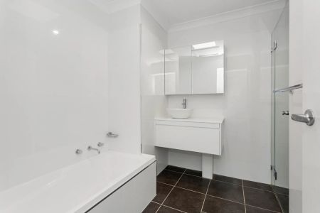 Modern Three Bedroom Townhouse - Photo 4