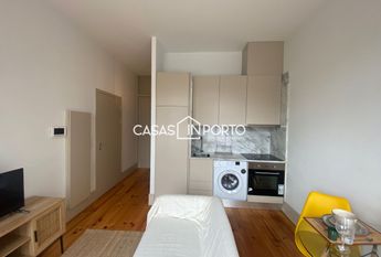 Apartamento T0+1 para arrendamento na Rua Santa Catarina, Porto