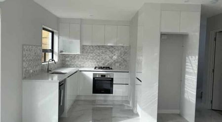 Stylish 3-Bedroom Townhouse Offering Space, Comfort & Convenience - Photo 3