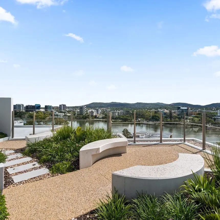 Spacious 3-Bedroom Residence in the Heart of West End - Modern Luxury and Lifestyle Combined - Photo 1