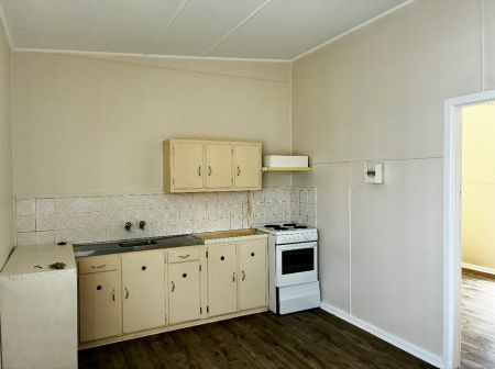 2 bedroom flat in a Great Location! - Photo 4