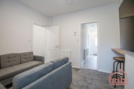 4 bedroom end of terrace house to rent - Photo 2