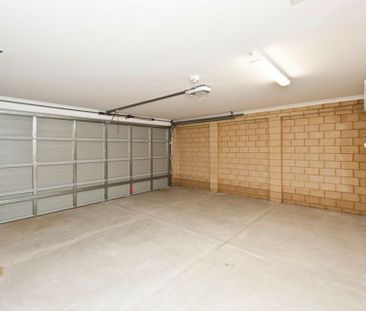 Spacious Family Home Close to Parks & Shops - Photo 1