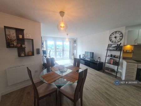 2 bedroom flat to rent - Photo 2