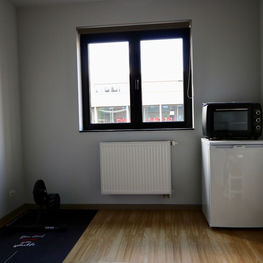 Ruim appartement met twee slaapkamers, groot terras en carport! - Photo 1