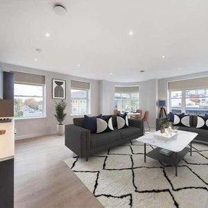 Chertsey, Surrey, KT16 - Photo 2