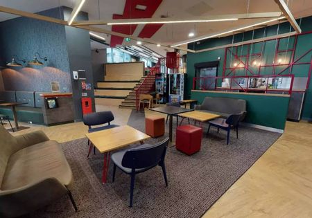 4-Bed Silver Apartment - Photo 4