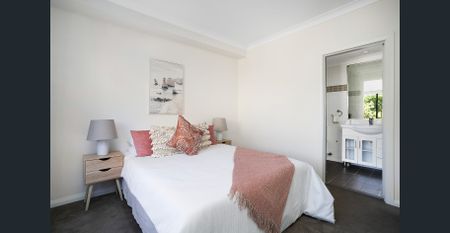 Village apartment in quiet garden complex - Photo 4