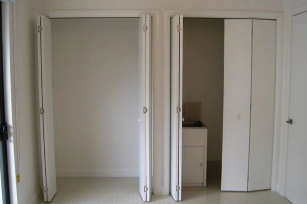 STUNNING TOWNHOUSE IN PRIME LOCATION - EMBRACE THE "CAFE LIFESTYLE" - Photo 1