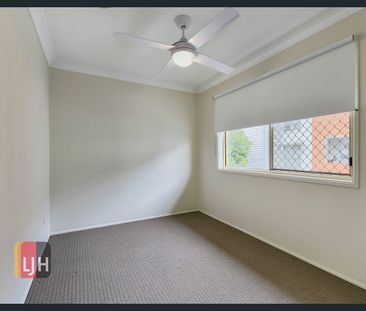 FULLY AIR CONDITIONED, 3 BEDROOM TOWNHOUSE ! - Photo 5