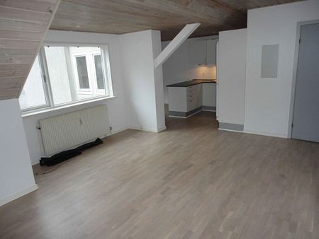 Stor og lys lejlighed på øverste etage - Photo 2