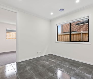 Stunning 4-Bedroom Home with Modern Amenities in Heart of Wollert! - Photo 2