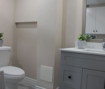 54 Gladstone Square #LOWER - Photo 4