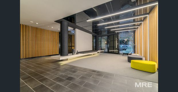 Stylish city-fringe apartment with resort style amenities - Photo 1